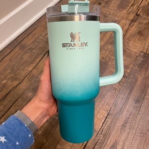 Stanley 40 oz blue Ombre. Used a few times. Excellent condition. straw & lid inc